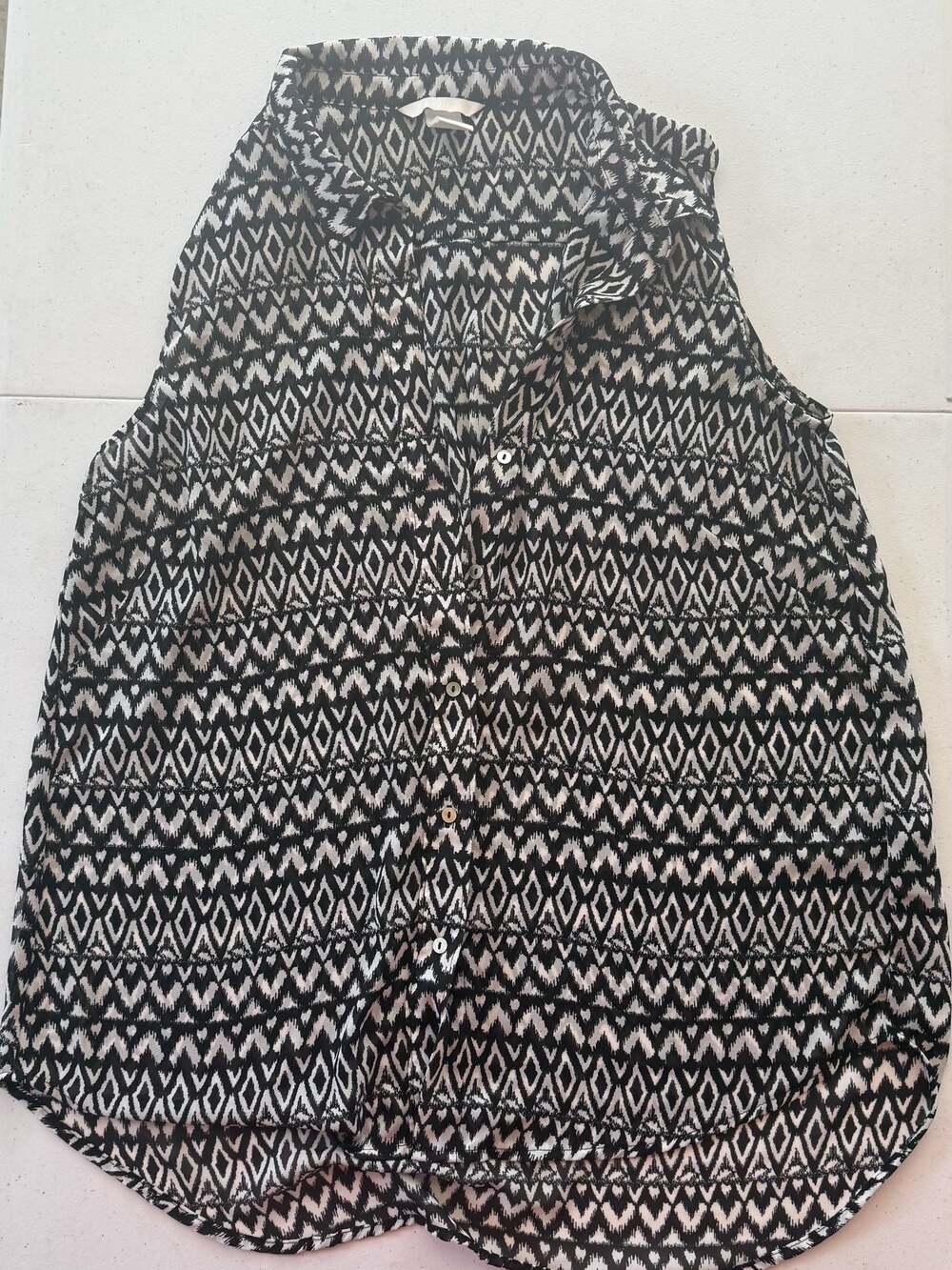 H&M Sleeveless Button-Front Blouse with Collared Neckline and Geometric Tribal P